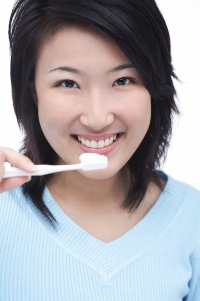 Wanita muda menggosok gigi — Stok Foto