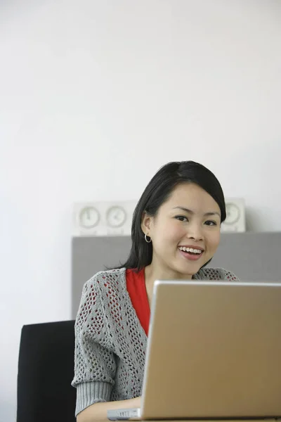 Jovem mulher usando laptop — Fotografia de Stock