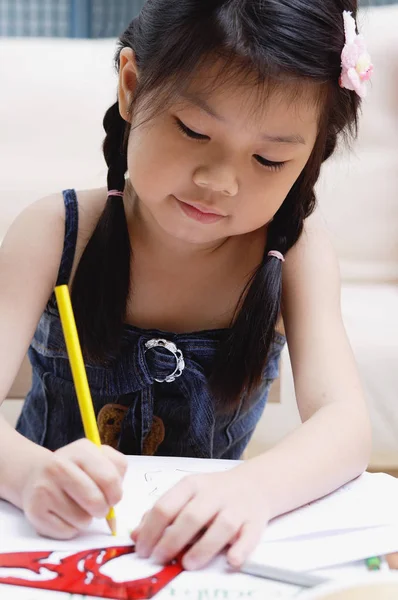 紙と鉛筆を使って若い女の子 — ストック写真