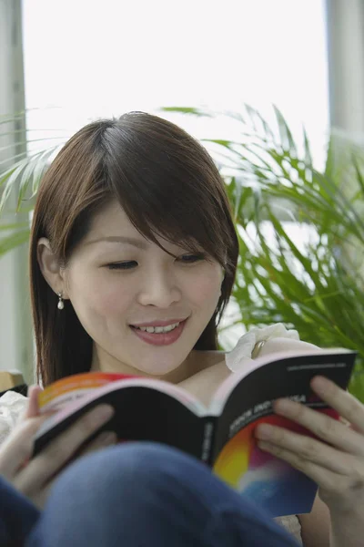 Een vrouw die een boek leest — Stockfoto