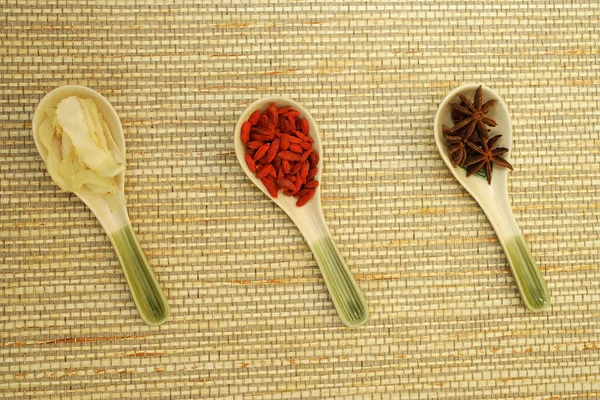 Colheres de sopa chinesas com especiarias — Fotografia de Stock
