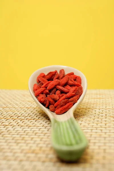 Löffel mit getrockneten Beeren — Stockfoto