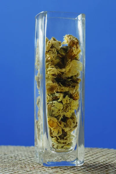 Glass with dried tea leaves — Stock Photo, Image