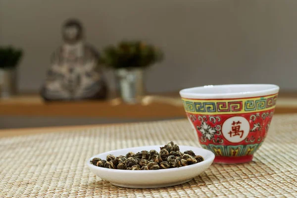 Chinese teacup and tea leaves — Stock Photo, Image