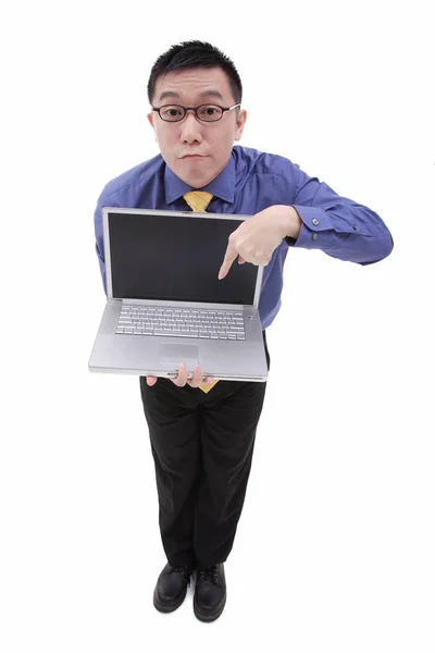 ノート パソコンを運ぶの実業家 — ストック写真