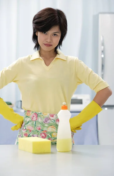 Femme dans la cuisine avec les mains sur la hanche — Photo