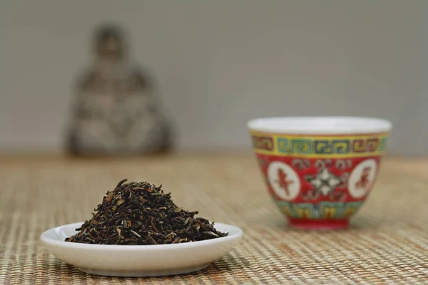 Chinesische Teetasse und Teeblätter — Stockfoto