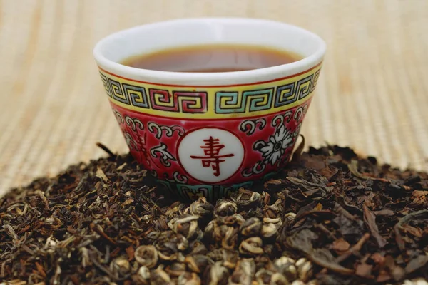 Chinesische Teetasse und Teeblätter — Stockfoto