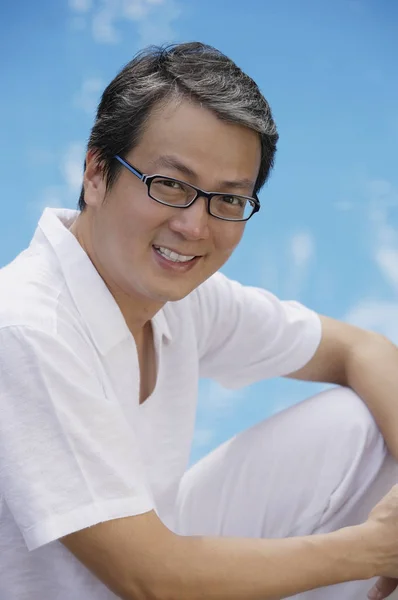 Hombre con camisa blanca y gafas — Foto de Stock