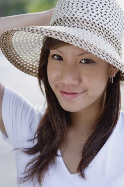 Mujer usando sombrero — Foto de Stock