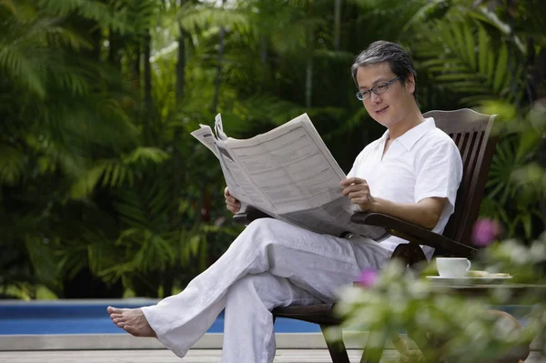 Man sitter nära pool — Stockfoto