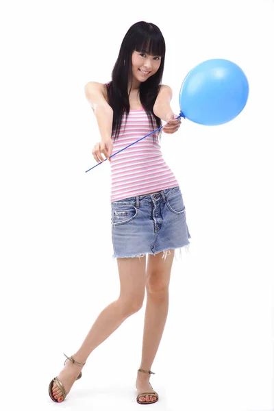 Mujer sosteniendo un globo azul — Foto de Stock