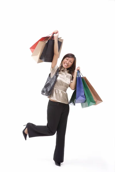 Frau trägt Einkaufstaschen — Stockfoto