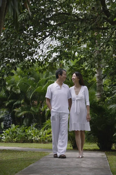 在花园里散步的夫妇 — 图库照片