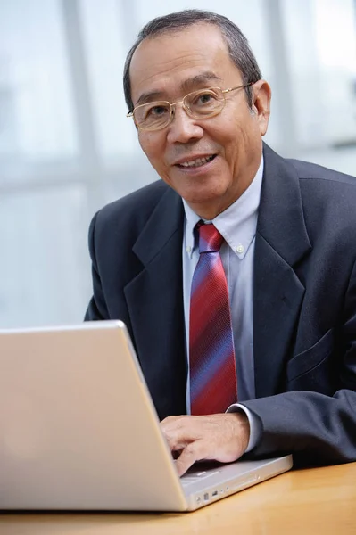 Geschäftsmann mit Laptop — Stockfoto