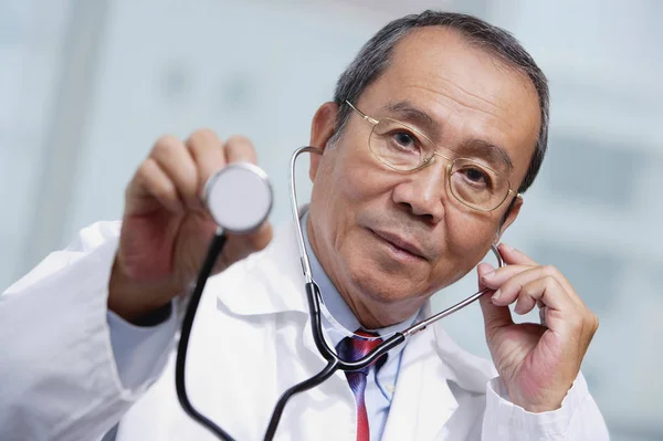 Lékař používající stetoskop — Stock fotografie