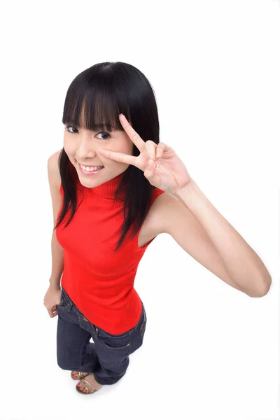 Mujer joven haciendo señal de paz — Foto de Stock