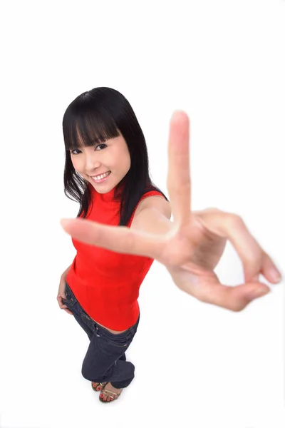 Young woman making peace sign — Stock Photo, Image