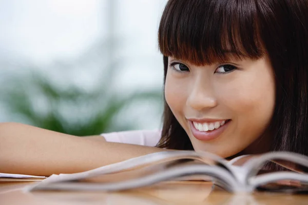 Mujer sonriendo a la cámara — Foto de Stock