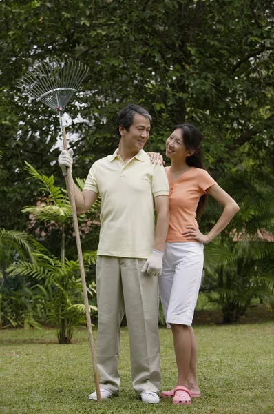 Asijský pár v zahradě — Stock fotografie
