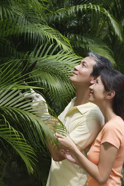 Asijský pár v zahradě — Stock fotografie