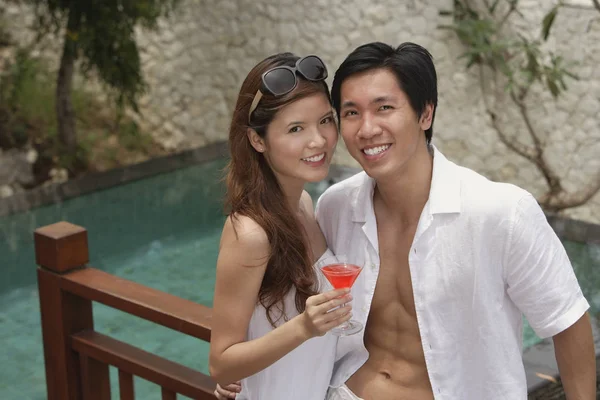 Casal por piscina — Fotografia de Stock