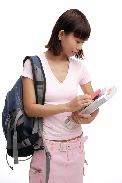 Mulher com mochila e livros — Fotografia de Stock