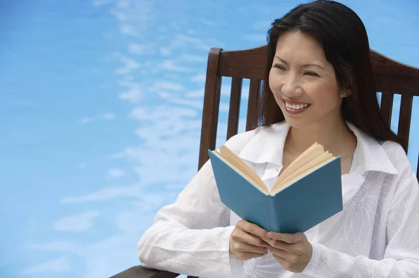 Mujer sosteniendo libro —  Fotos de Stock