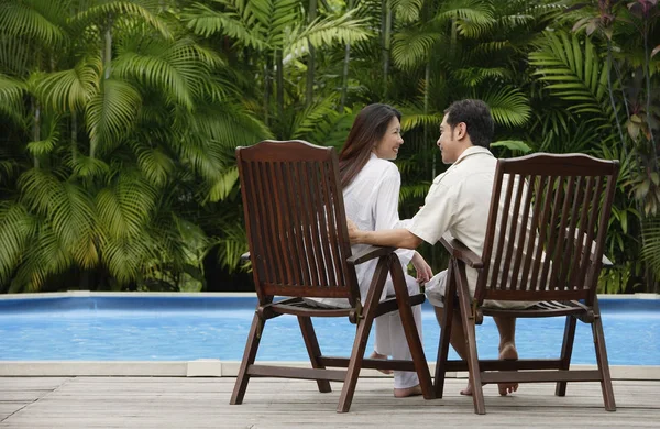 Homme et femme près de la piscine — Photo