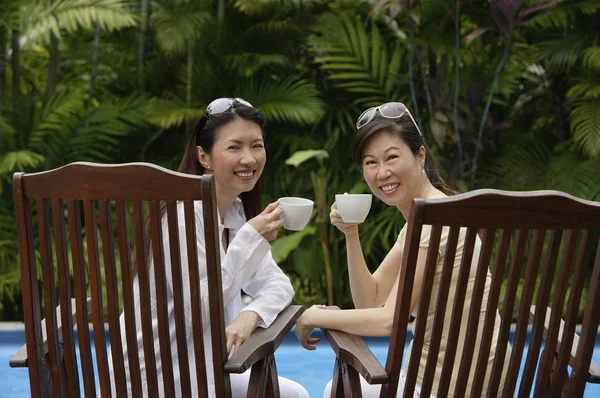야외에서 앉아 두 여자 — 스톡 사진