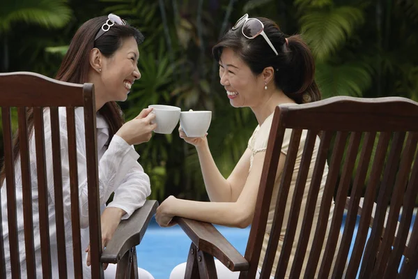 Dos mujeres sentadas al aire libre — Foto de Stock