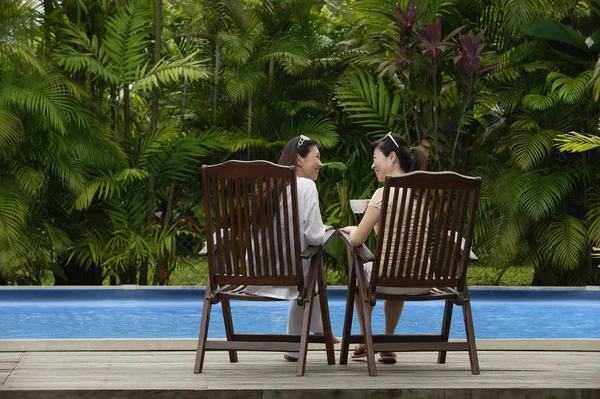 Dos mujeres sentadas al aire libre — Foto de Stock