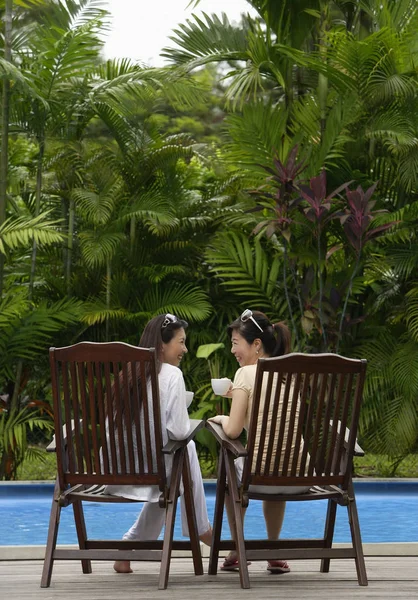 Duas mulheres sentadas ao ar livre — Fotografia de Stock
