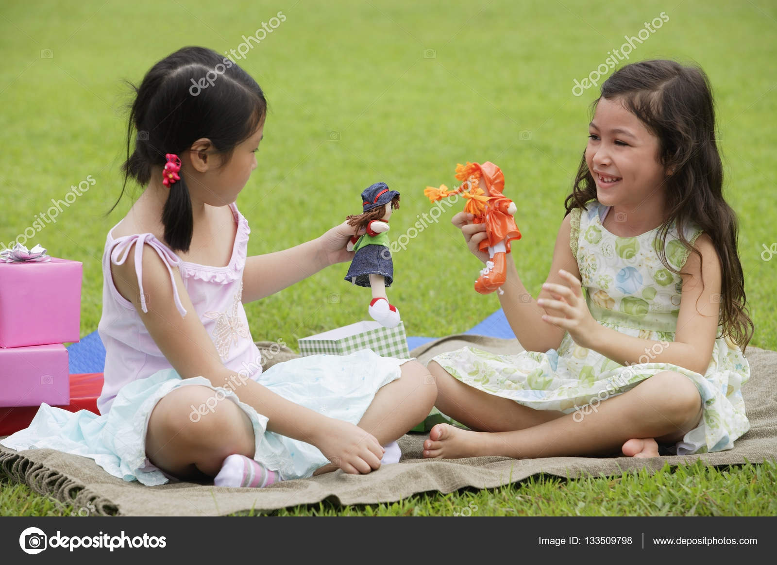 Фотосессия с игровыми автоматами. Игра баскетбол у дошкольников. P playing. Видеоигры для детей. Игровые автоматы девушки.