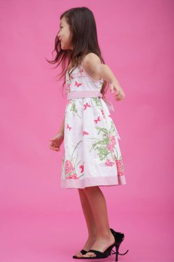 Yüksek topuk ayakkabı giyen genç kız