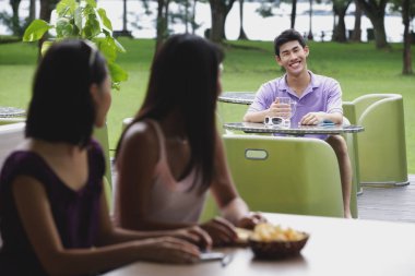 Açık kafede oturan adam