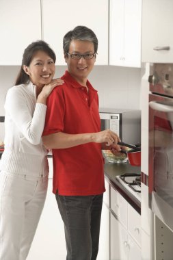 Erkek ve kadın mutfakta. 