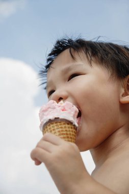 Çocuk dondurma yiyor.