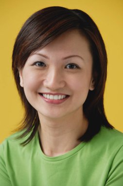 Kameraya bakan kadın.