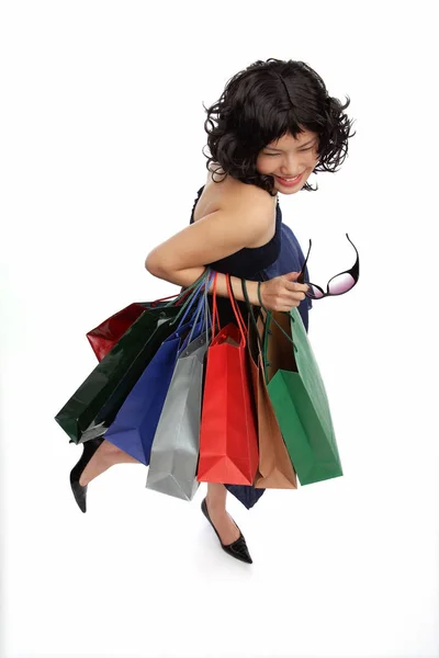 Mujer llevando muchas bolsas de compras — Foto de Stock