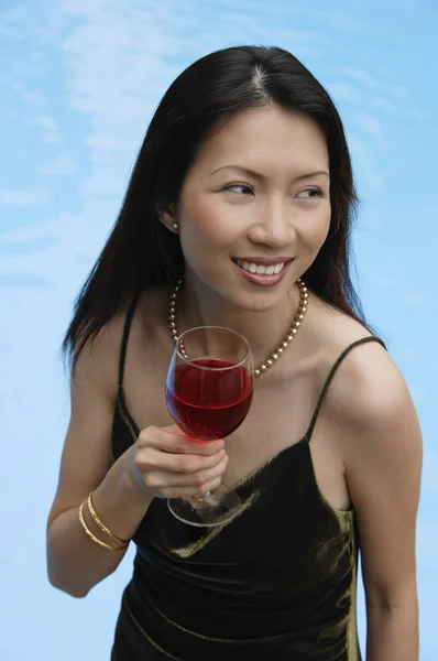 Donna che beve bicchiere di vino — Foto Stock