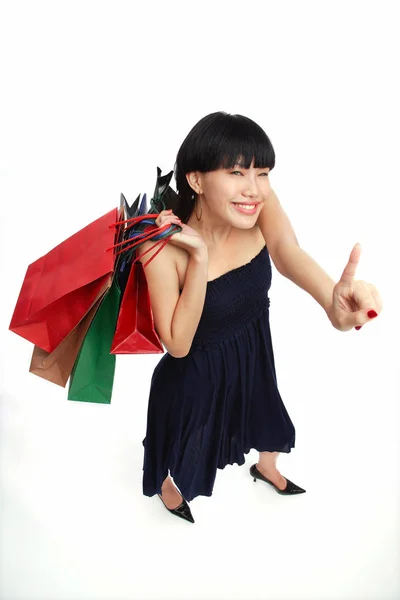 Mujer joven llevando bolsas de compras —  Fotos de Stock
