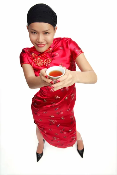 Mulher em cheongsam com xícara de chá — Fotografia de Stock