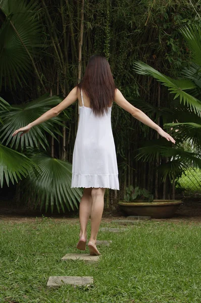 Mujer en el jardín, caminando sobre escalones — Foto de Stock