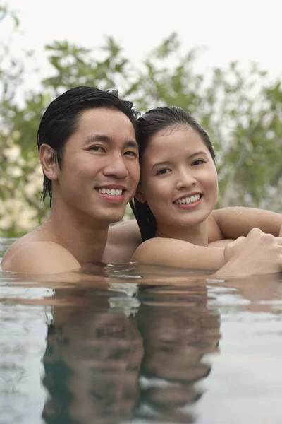 Coppia in piscina — Foto Stock