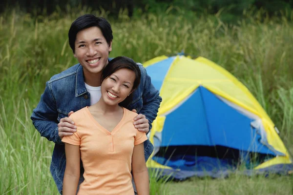 Par med tält i bakgrunden — Stockfoto