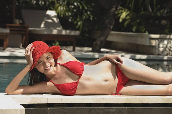 Kadın kırmızı bikini yüzme havuzunda — Stok fotoğraf