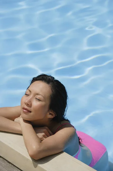 Mujer en piscina — Foto de Stock