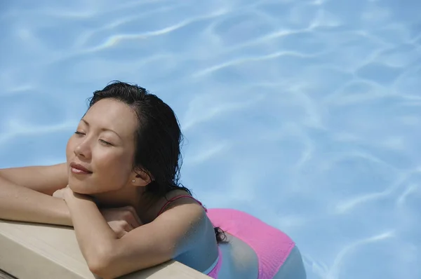 Mujer en piscina — Foto de Stock