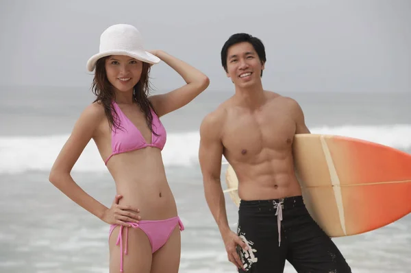 Pareja asiática en playa — Foto de Stock